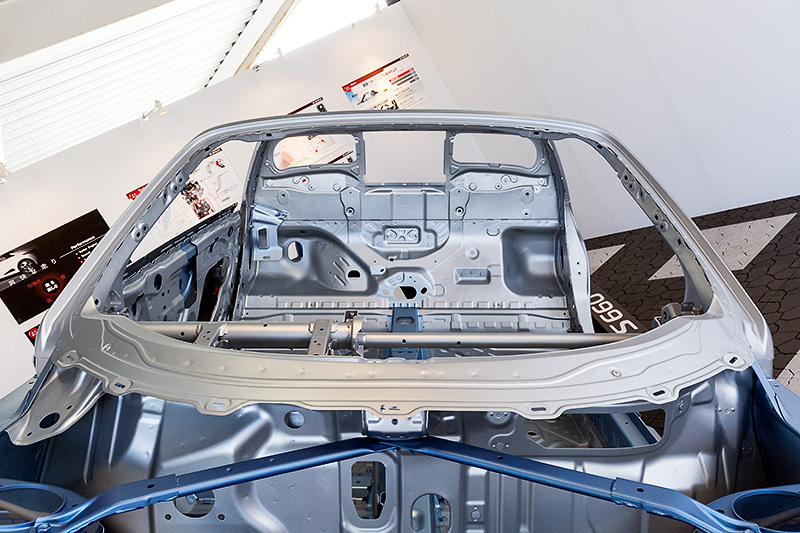 会場では骨組みだけのプラットフォームが展示されていた。写真はフロントから室内を臨んだもので、フロントウインドーまわりのパネルは継ぎ目のない一体成型のものを採用している