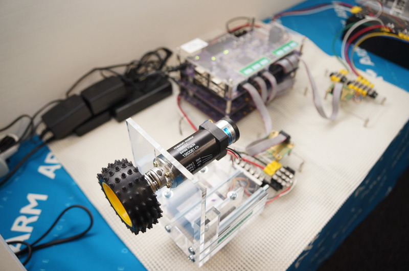 会場ではツインモーター採用のハイブリッド車を制御するARM搭載のMCUで模型のデモを行った
