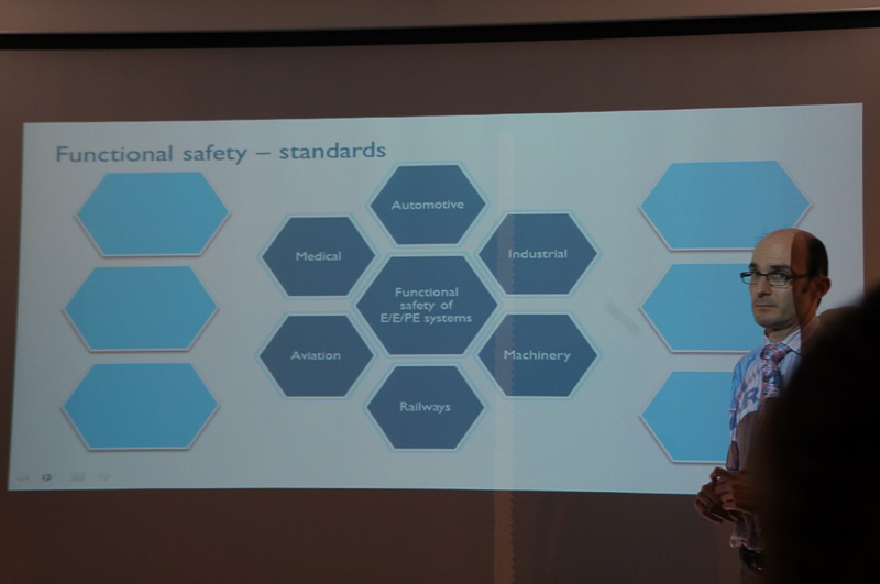 英ARMエンベデッド担当副社長のリチャード・ヨーク氏のプレゼンテーションスライド