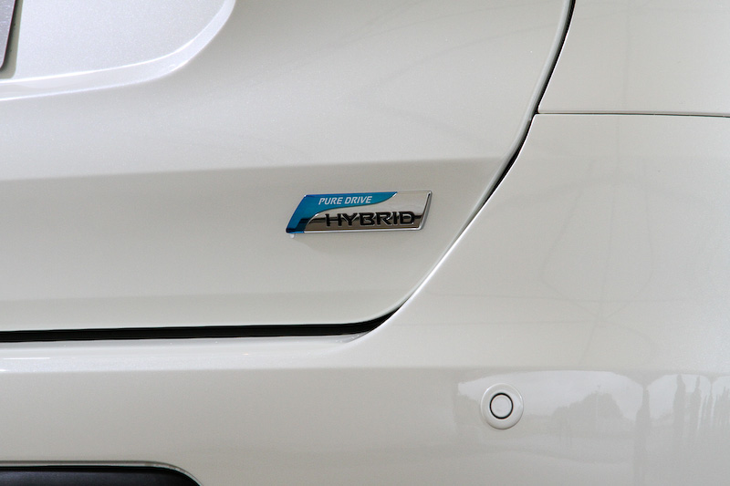 フロントドア左右（写真左）とバックドア（写真右）に専用エンブレムが付く