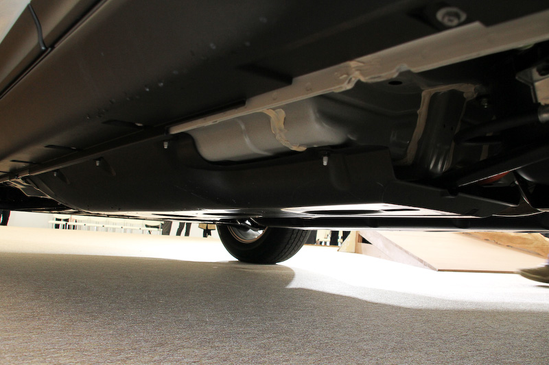 エクストレイル ハイブリッドではフロア下に空力性能を向上させるパーツを装着する。さらにエクストレイル ハイブリッドはフロントとリアにスタビライザーを標準装備する（ガソリン車はフロントのみ）