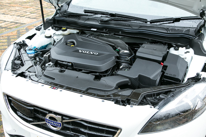 直列4気筒1.6リッター直噴ターボ「B4164T」エンジンは、最高出力132kW（180PS）/5700rpm、最大トルク240Nm/1600-5000rpmを発生。使用燃料は無鉛プレミアムガソリン