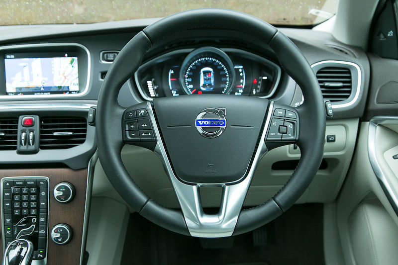 カーナビやオーディオ、車両のセッティング調整などに対応するマルチメディアシステム「SENSUS（センサス）」を標準装備。インターネット接続機能やボイスコントロール機能を追加するとともに、操作画面が一新された。このボイスコントロール機能とステアリングに備わるジョグダイヤルで目的地設定やラジオ選曲など、多くのSENSUS機能を利用できるようになっている