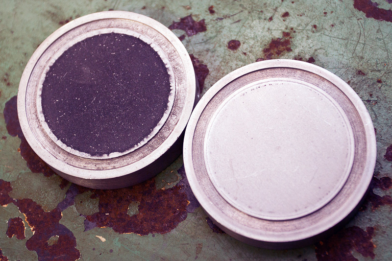 アルミに対する防錆もチェックされる。その環境も2気圧、水温135℃というハードな条件で行われているので、クーラント的には厳しい評価条件でのテストとなる。写真の左側が錆びて色が付いた状態