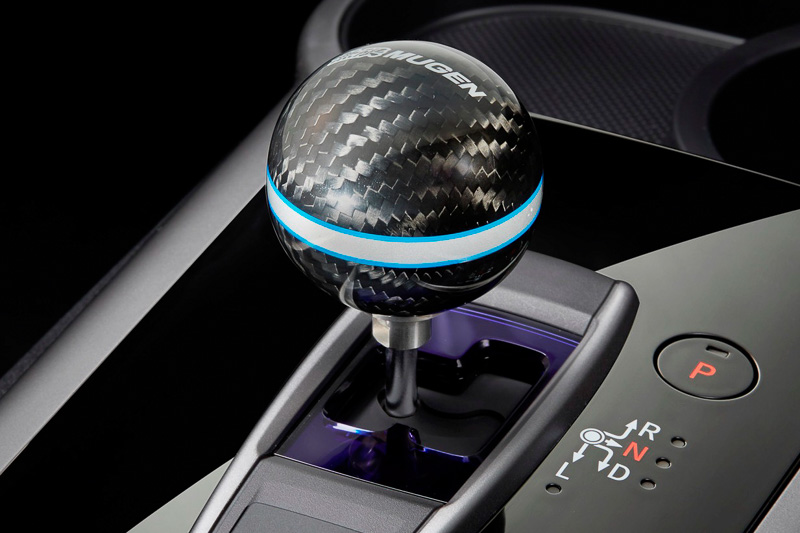 カーボンシフトノブ（アッパーロゴタイプ）