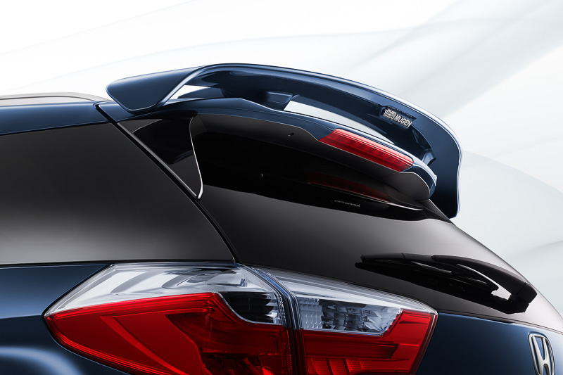 無限エアロパーツを装着した「シャトル」