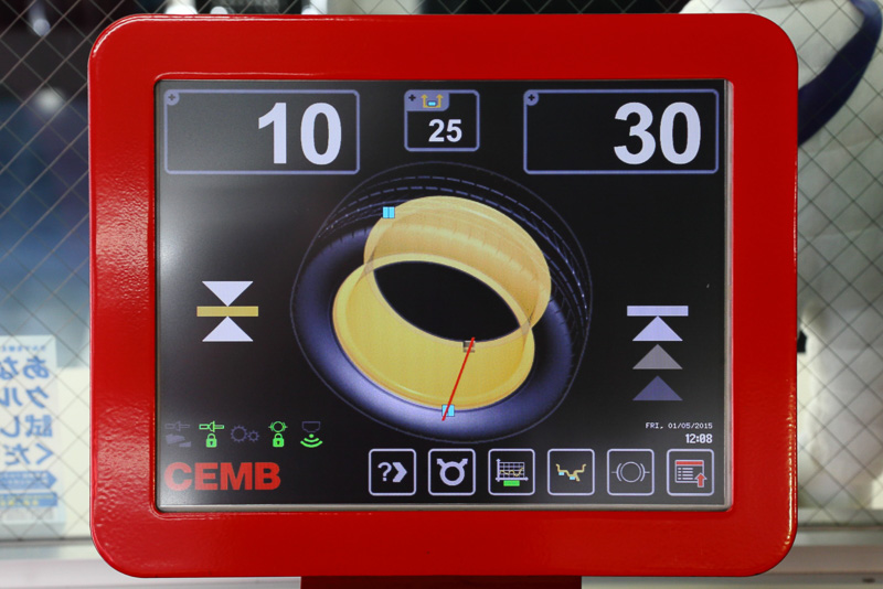 計測の結果、画面に取り付けるべきおもりの重量と装着位置が表示される