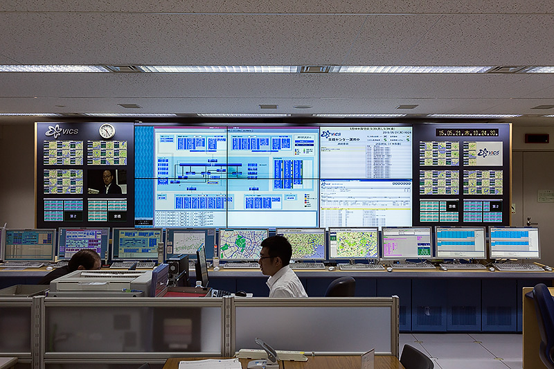 VICSセンター内にある管制室。ここで全国に送るデータの管理を行っている