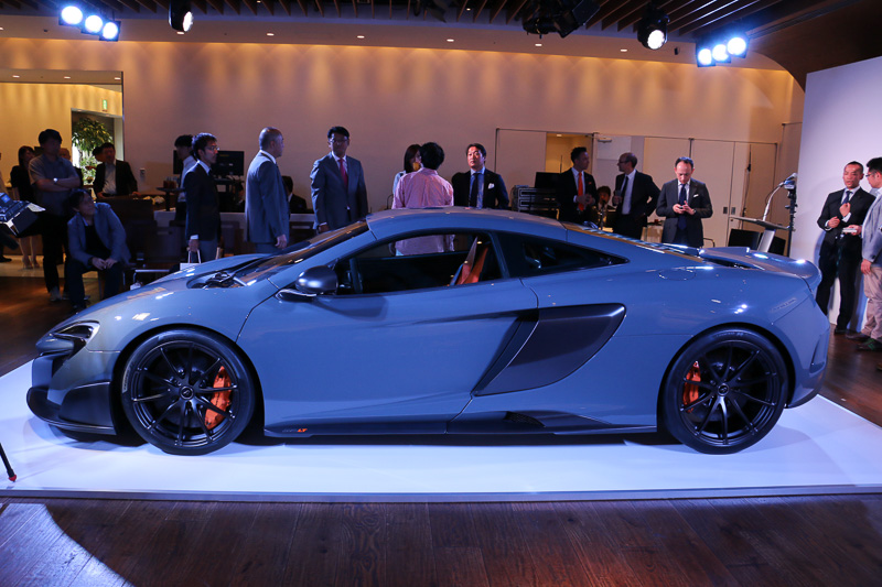 ボディーサイズは4546×2095×1188mm（全長×全幅×全高）、車両重量は1230kg。前後重量配分は42.5：57.5