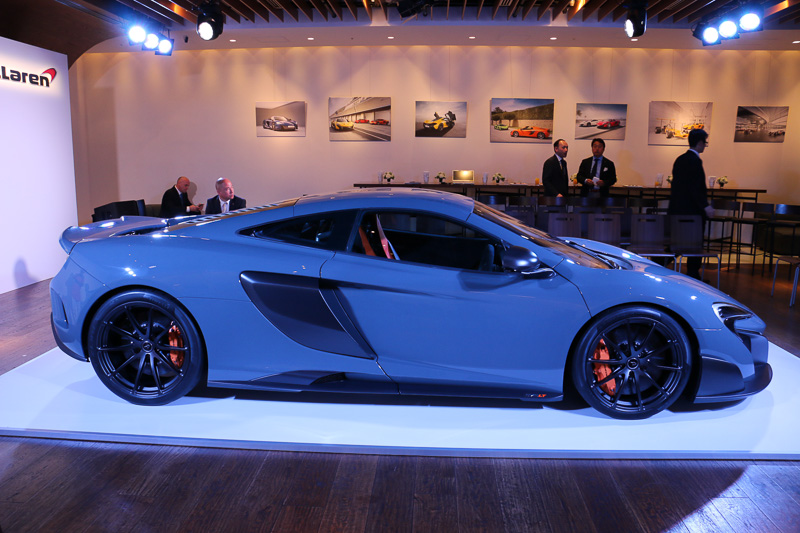 ボディーサイズは4546×2095×1188mm（全長×全幅×全高）、車両重量は1230kg。前後重量配分は42.5：57.5