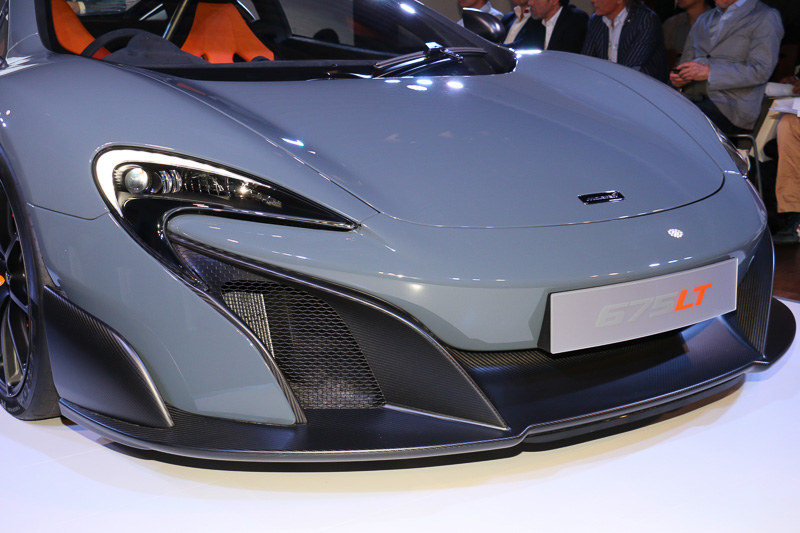 特徴的なフロントマスクとヘッドライト形状のデザインは650Sから踏襲