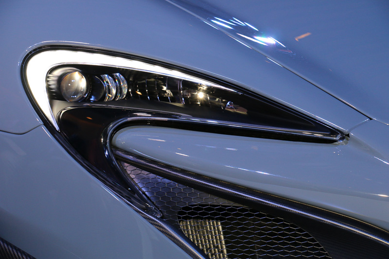 特徴的なフロントマスクとヘッドライト形状のデザインは650Sから踏襲