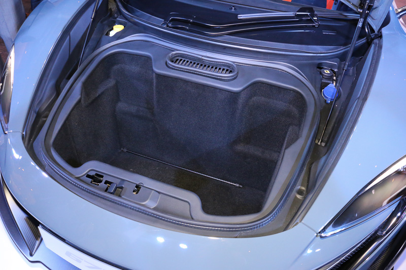 車両前方に収納スペースを設定