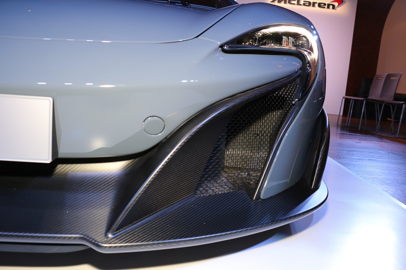 バンパー両サイドの開口部分にオイルクーラーをレイアウト