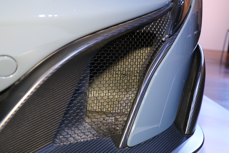 バンパー両サイドの開口部分にオイルクーラーをレイアウト