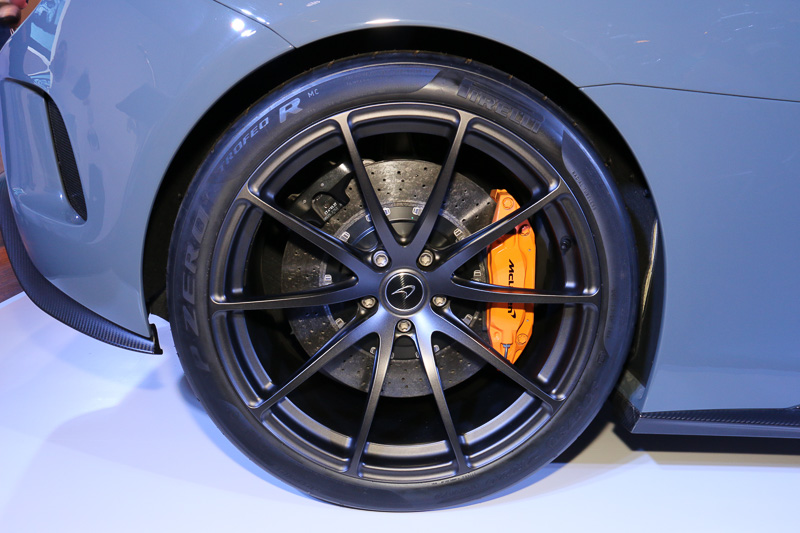 フロントタイヤは235/35 ZR19 91Y、リアタイヤは305/30 ZR20 99Yのピレリ P-ZERO TROFEO Rタイヤを装着