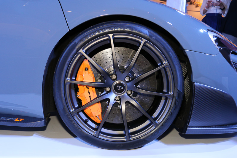 フロントタイヤは235/35 ZR19 91Y、リアタイヤは305/30 ZR20 99Yのピレリ P-ZERO TROFEO Rタイヤを装着