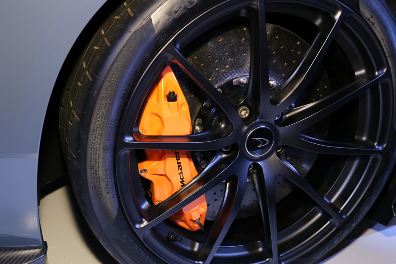 前後にカーボンファイバー製ブレーキディスクを採用し、フロントに6ピストン、リアに4ピストンキャリパーを組み合わせる