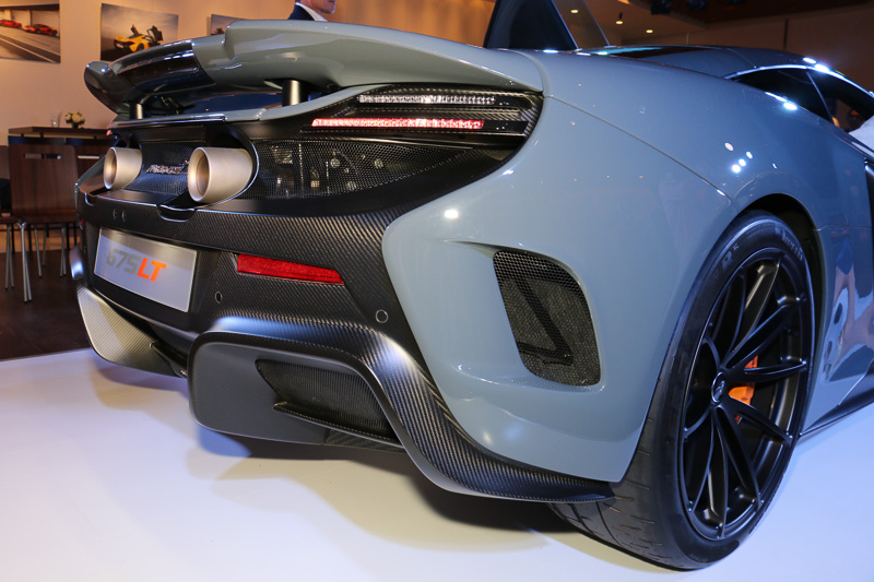 カーボン製のリアバンパーはディフューザー一体型