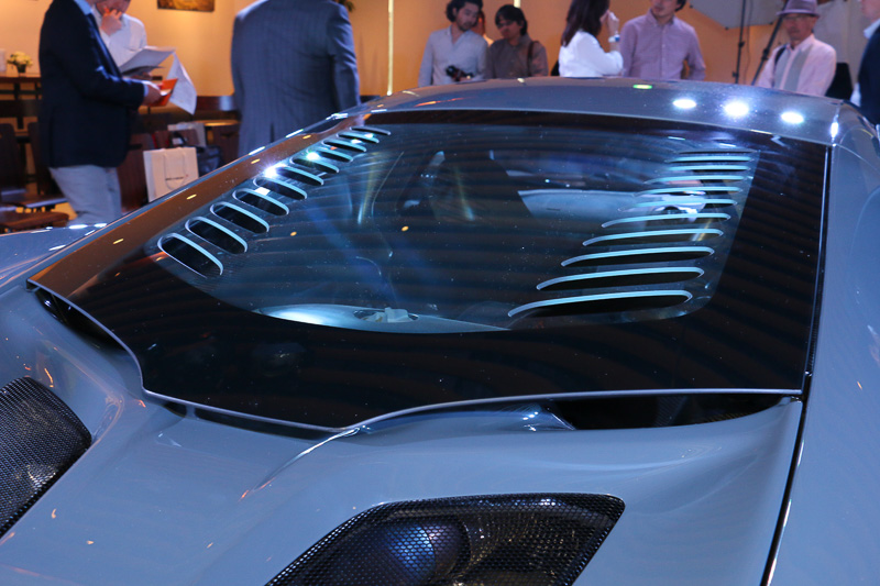 ミッドマウントするエンジンの上に、モータースポーツ仕様のポリカーボネートカバーを設置