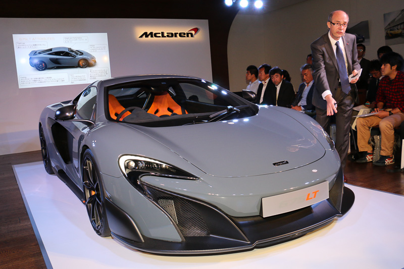 675LT プロジェクト・マネージャーのゲイトン氏は、展示された車両やスライドを使って675LTについて解説