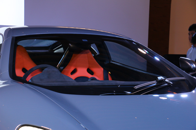 100kgの軽量化を実現するため、フロントウインドーなどのガラス類を薄板化し、前後バンパーやフェンダーパネルなどにカーボン素材を多用