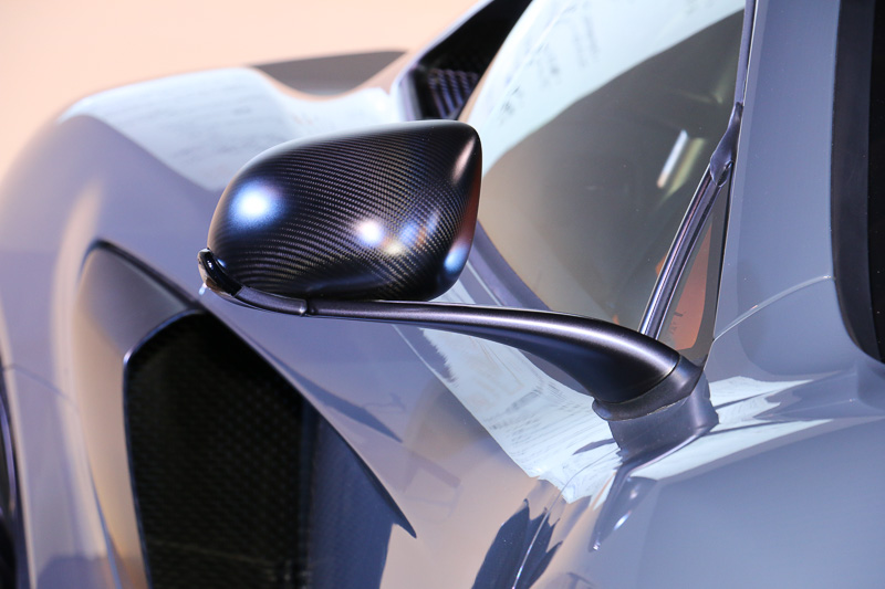 100kgの軽量化を実現するため、フロントウインドーなどのガラス類を薄板化し、前後バンパーやフェンダーパネルなどにカーボン素材を多用