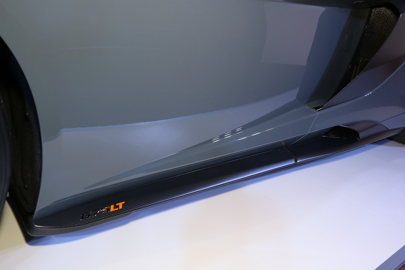 カーボン製のサイドシルは立体的な形状によって車両後方に流れる空気を整流。前方側に車名ロゴを装着する