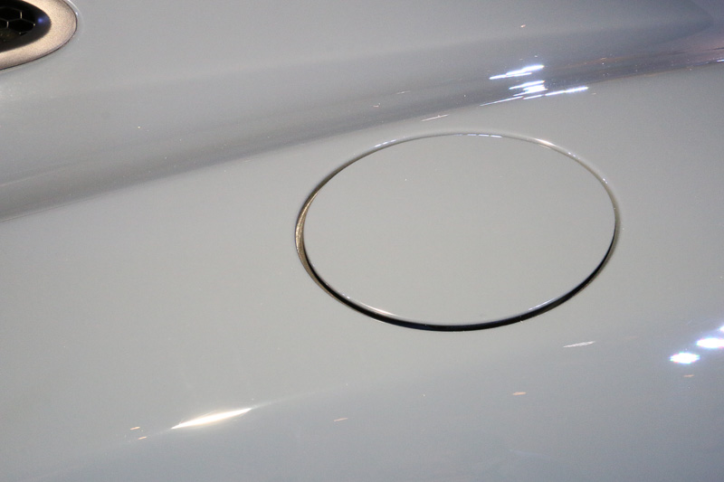 給油口は車両左側のリアフェンダー上部に設定