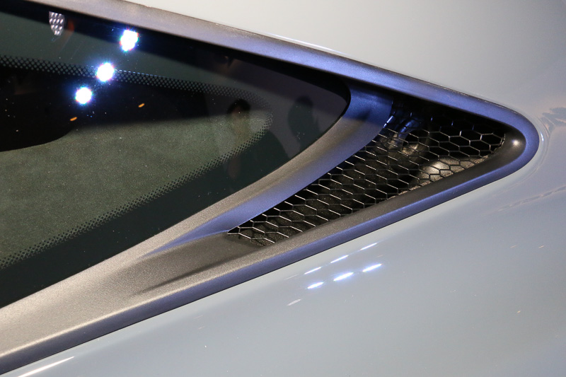 車両側面のウインドーに設定されている開口部分が車両後方に搭載するエンジンに続く吸気口