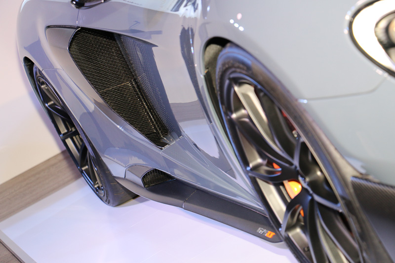 ドアパネル後方に大きく開く開口部はラジエターの冷却を担当。サイドシルにある開口部もラジエターの冷却に利用されており、ラジエターが上下に大きく設定されていることを物語る