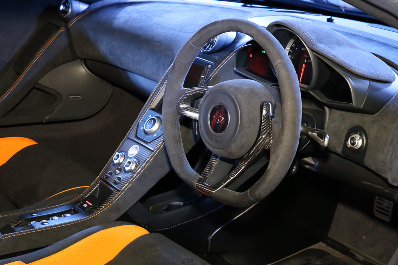 カーボン素材を多用するステアリングは滑りにくいようバックスキン素材を表皮に使っている