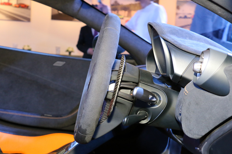 大型のパドルシフトを装備