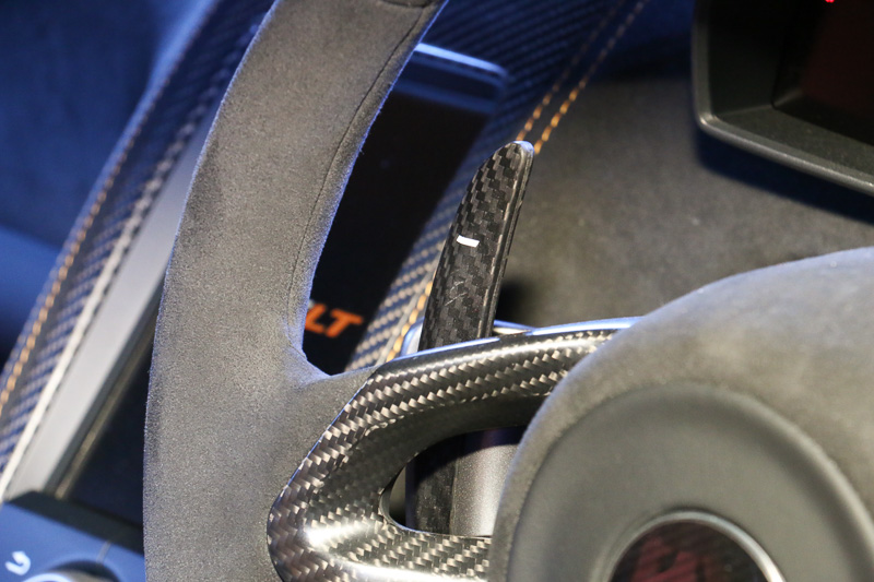 大型のパドルシフトを装備