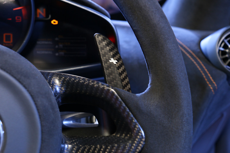 大型のパドルシフトを装備