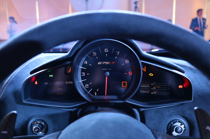 大型のアナログスピードメーターにデジタル表示のスピードメーターを組み合わせるスタイル