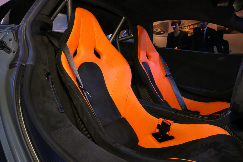 マクラーレン P1と同じ仕様となる超軽量カーボンバケットシートを採用