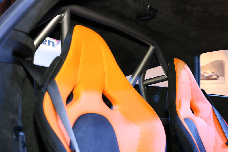 チタニウム製のロールフープはオプション設定