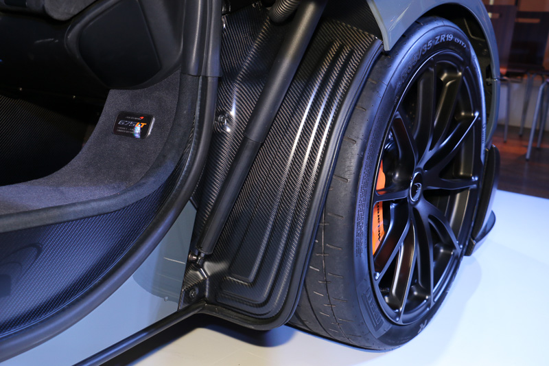 ダンパーを使ってドアを保持。幅広のドアシル前方に「675LT」のプレートを設置する