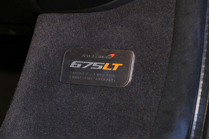 ダンパーを使ってドアを保持。幅広のドアシル前方に「675LT」のプレートを設置する