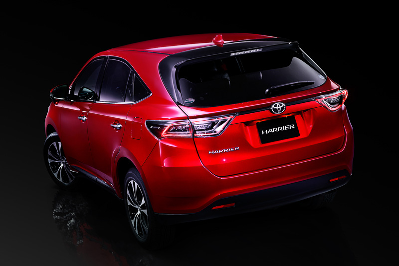 特別仕様車“Style MAUVE”では、特別設定色の「レッドマイカメタリック」（中央）のほか、「ブラッキッシュアゲハガラスフレーク」（右）、「スパークリングブラックパールクリスタルシャイン」「ブラック」「ホワイトパールクリスタルシャイン」の5色をボディーカラーに設定する