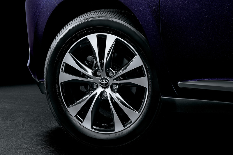 ブラック塗装と切削光輝加工を組み合わせた専用18インチアルミホイールを装着