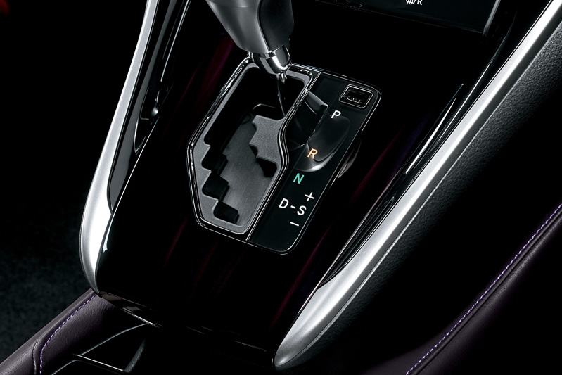 専用内装色「スティールモーヴ」をインパネやドアトリムに設定。シフトパネルはファシネイトブラック加飾となる