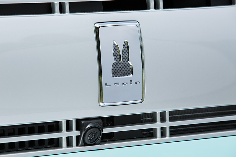 フロントグリル中央のラパンバッヂは凝った仕上がり。その下にあるカメラはオプション設定される「全方位モニター」用