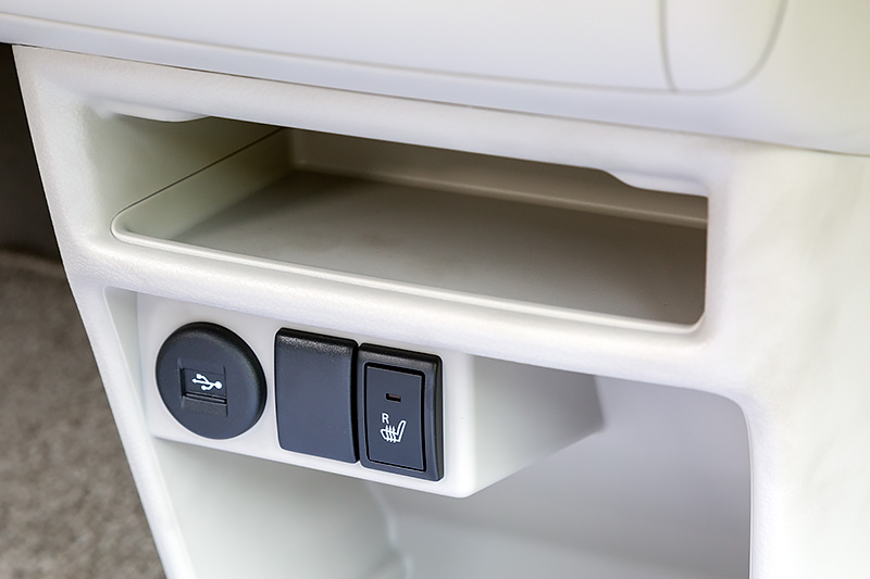 センターコンソール下側に大小2つのポケットを用意し、USB端子とシートヒーターのスイッチもレイアウト。シートヒーターは2WD車（Gを除く）で運転席、4WD車で運転席/助手席（Gは運転席のみ）に装備する