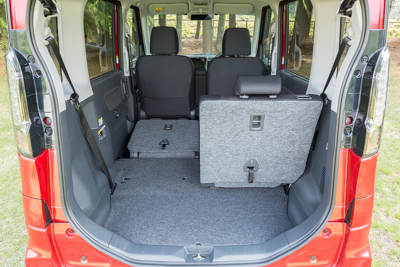 ラゲッジは50：50分割可倒式のリアシートにより自由度の高いアレンジが可能
