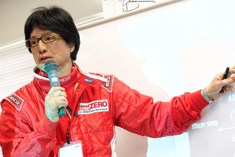 元レーシングドライバーでモータージャーナリストの太田哲也氏が校長を務めるドライビングレッスン