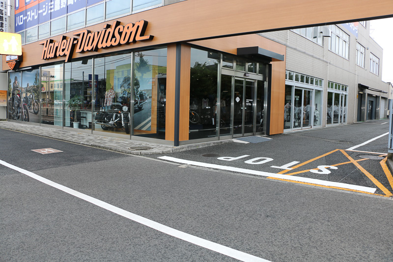 今年2月に移転リニューアルオープンした「ハーレーダビッドソン三鷹」。ショールームではゆとりのある車両展示がされ商談スペースもきちんと用意される