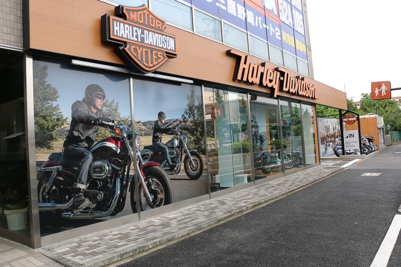 今年2月に移転リニューアルオープンした「ハーレーダビッドソン三鷹」。ショールームではゆとりのある車両展示がされ商談スペースもきちんと用意される