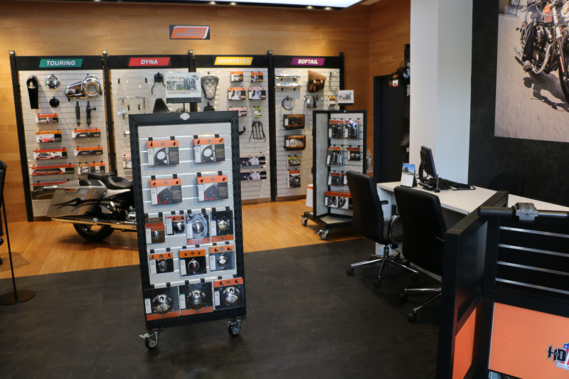 アパレル用品の販売コーナーやカスタマイズパーツのフィッティングコーナーなども用意される